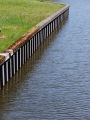 Obraz premium Anleger am Fluss mit Wiese