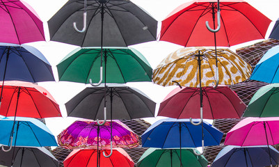 Fototapeta na wymiar Fundo colorido com guarda-chuvas