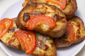 toast sliced bread with cheddar, tomato and egg