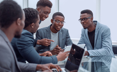 Obraz premium group of employees looking at the screen of a digital tablet.
