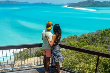 Cercles muraux Whitehaven Beach, île de Whitsundays, Australie Romantic honeymoon Couple. Beach ocean view,. Whitehaven Whitsundays. Turquoise ocean, white sand. Dramatic DRONE view from above. Travel, holiday, vacation, paradise. Hill Inlet, Australia.
