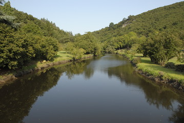 Fototapeta na wymiar río en valle verde asturias