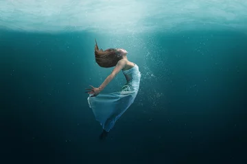 Foto op Plexiglas Vrouwen Danser onder water in een staat van vreedzame levitatie