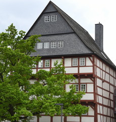 Fototapeta na wymiar Historisches Fachwerkgebäude am Kirchplatz von Gießen