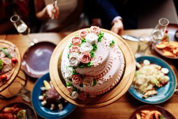 wedding cake on a wooden tray