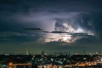 雷と調布市の街並み