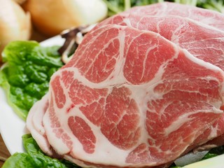 한국의 음식 돼지고기 목살과 채소
