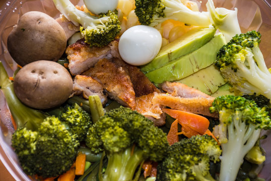 Ricas ensaladas de br&oacute;coli papa pollo huevo codorniz y palta 