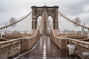 Rucksack Brooklyn Brücke. Verregneter Blick auf die Brooklyn-Brücke. Nahaufnahme der Brooklyn-Brücke. Regnerischer Tag an der Brooklyn Bridge. © tanya