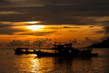 Obraz premium Sabah Sunset over the sea & fishermen