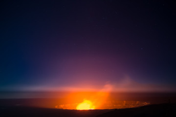 Fototapeta na wymiar Stars appear above the Kilauea caldeera in Hawaii