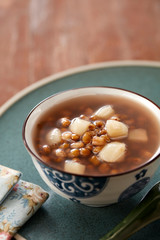 Chinese traditional dessert, water chestnut mung bean syrup