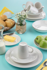 mesa lista para desayuno, mañana en el hogar, fondo celeste