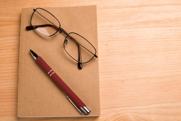 Fototapeta premium テーブルの上のメモ帳