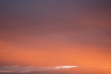  reflexo do sol gerando nuvens laranjas 