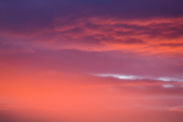 Fototapeta premium Pôr-do-sol com o céu repleto de nuvens coloridas