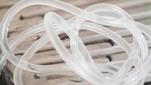 Gas bubbles move in liquid along curved tangled tubes, 4k