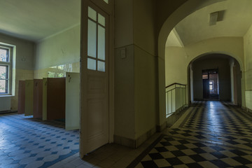 blick in korridor und zimmer mit offfenen tueren