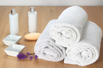 Fototapeta na wymiar toallas limpias y dobladas, para spa