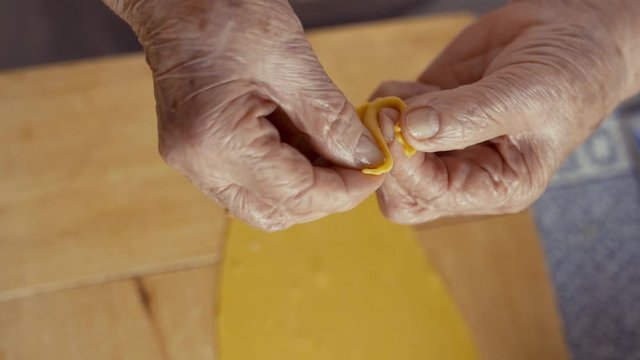 Fasi di preparazione della pasta italiana con uova e farina 