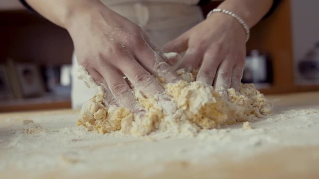 Fasi di preparazione della pasta italiana con uova e farina 