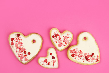 Obraz na płótnie Canvas Hand made cookie hearts on a pink background, copy space