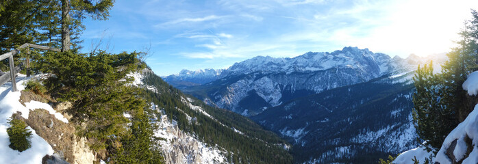 Naklejka na ściany i meble Traumhaft schöne Aussicht auf Bergipfel der Alpen - Panorama
