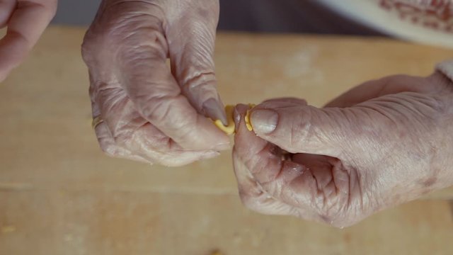 Fasi di preparazione della pasta italiana con uova e farina 