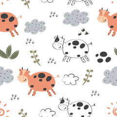 Naklejka premium Seamless pattern of hand drawn cow and cloud in the white backdrop
