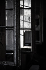 stare, zniszczone, łuszczące się ramy okienne bez szyb w  opuszczonym budynku