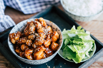 Poulet façon teriyaki caramélisé avec des graines de sésame dans un bol