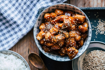Poulet façon teriyaki caramélisé avec des graines de sésame dans un bol