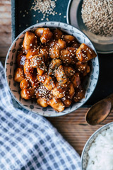 Poulet façon teriyaki caramélisé avec des graines de sésame dans un bol