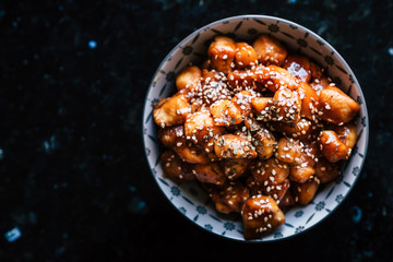 Poulet façon teriyaki caramélisé avec des graines de sésame dans un bol
