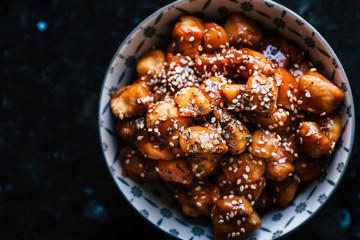 Poulet façon teriyaki caramélisé avec des graines de sésame dans un bol