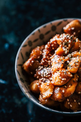 Poulet façon teriyaki caramélisé avec des graines de sésame dans un bol