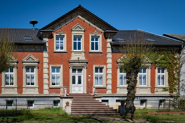 Klassizistische Hausfassade mit Freitreppe im brandenburgischen Löhme