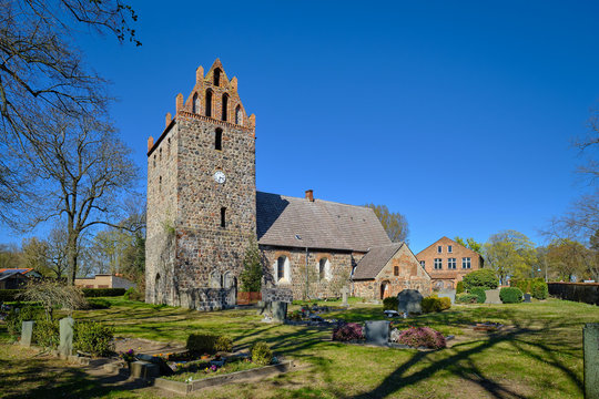 Gotische Dorfkirche aus dem 13. Jahrhundert am Jakobsweg in B&ouml;rnicke