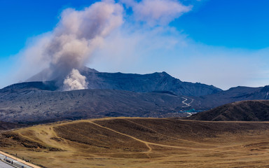 阿蘇山
美しい青空の阿蘇草千里
野焼き時期のパノラマ風景写真
日本
Mount...