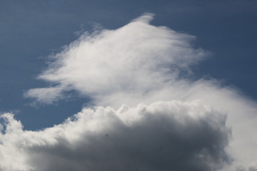 cielo azul con nubes blancas y negras