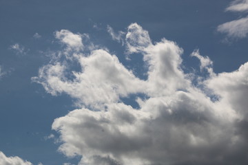 cielo azul con nubes blancas y negras