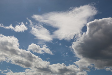 nubes blancas en cielo azul claro y luminoso