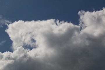 nubes blancas en cielo azul claro y luminoso