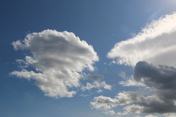 Obraz premium nubes blancas en cielo azul claro y luminoso