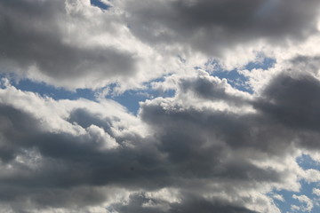nubes blancas en cielo azul claro y luminoso