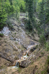 Aschauer Klamm, eine Schlucht in den Alpen an der Grenze zwischen Österreich und Deutschland. Schöne Wasserfälle, hohe Felswände sind eine der Touristenattraktionen des Berchtesgadener Landes.