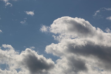 Obraz premium nubes blancas en cielo azul claro y luminoso