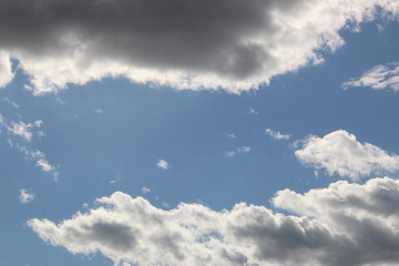 nubes blancas en cielo azul claro y luminoso