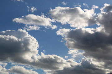 Fototapeta na wymiar nubes blancas en cielo azul claro y luminoso