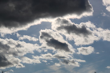 cielo azul con nubes blancas y negras